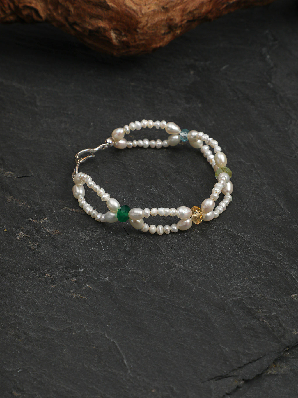 SENLORE Interlocking Vintage Pearl Bracelet – Side View