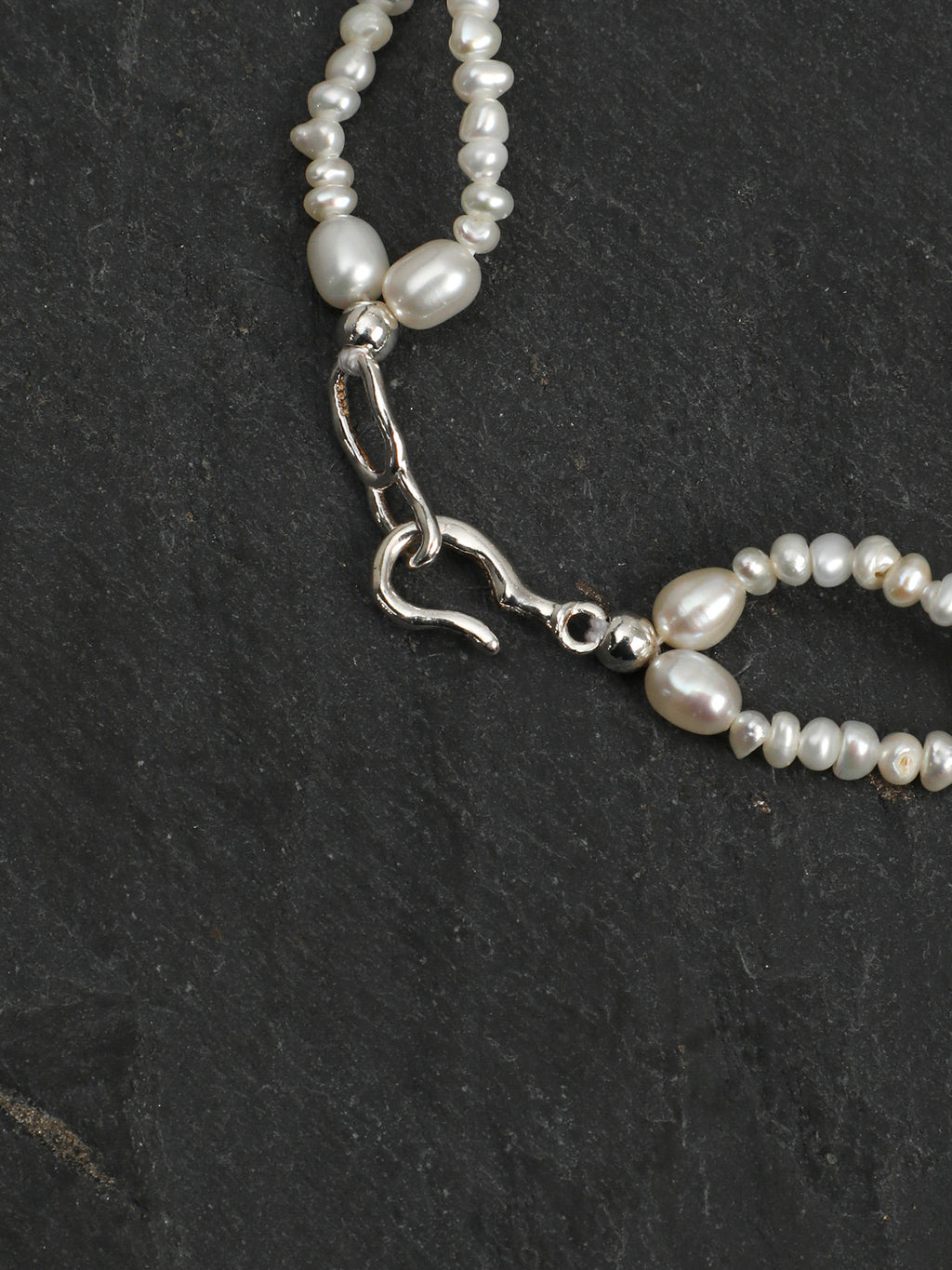 SENLORE Interlocking Vintage Pearl Bracelet – Lifestyle Shot