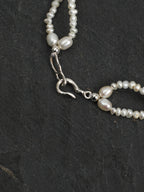 SENLORE Interlocking Vintage Pearl Bracelet – Lifestyle Shot
