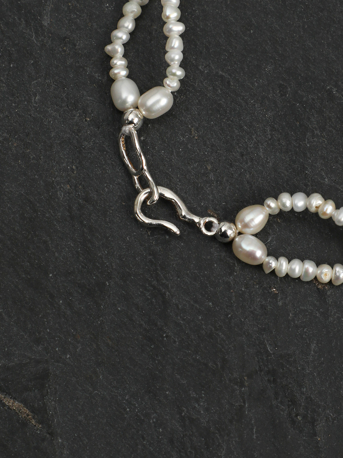 SENLORE Interlocking Vintage Pearl Bracelet – Lifestyle Shot