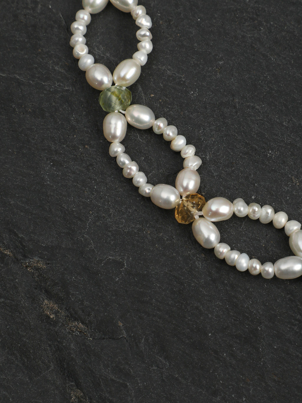 SENLORE Interlocking Vintage Pearl Bracelet – Lifestyle Shot