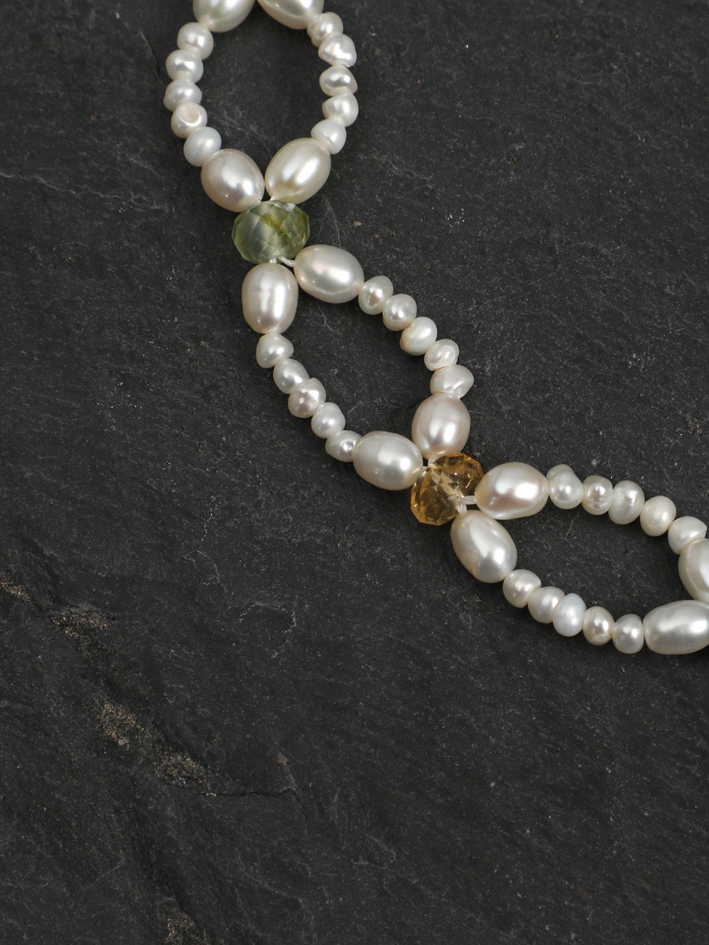 SENLORE Interlocking Vintage Pearl Bracelet – Lifestyle Shot