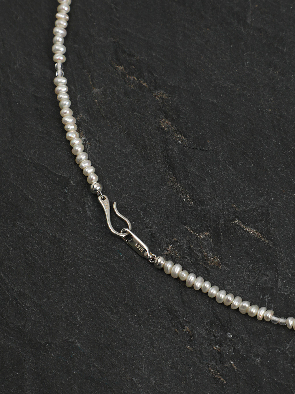 SENLORE Blue Love Crystal Pearl Necklace – Detail Close-up
