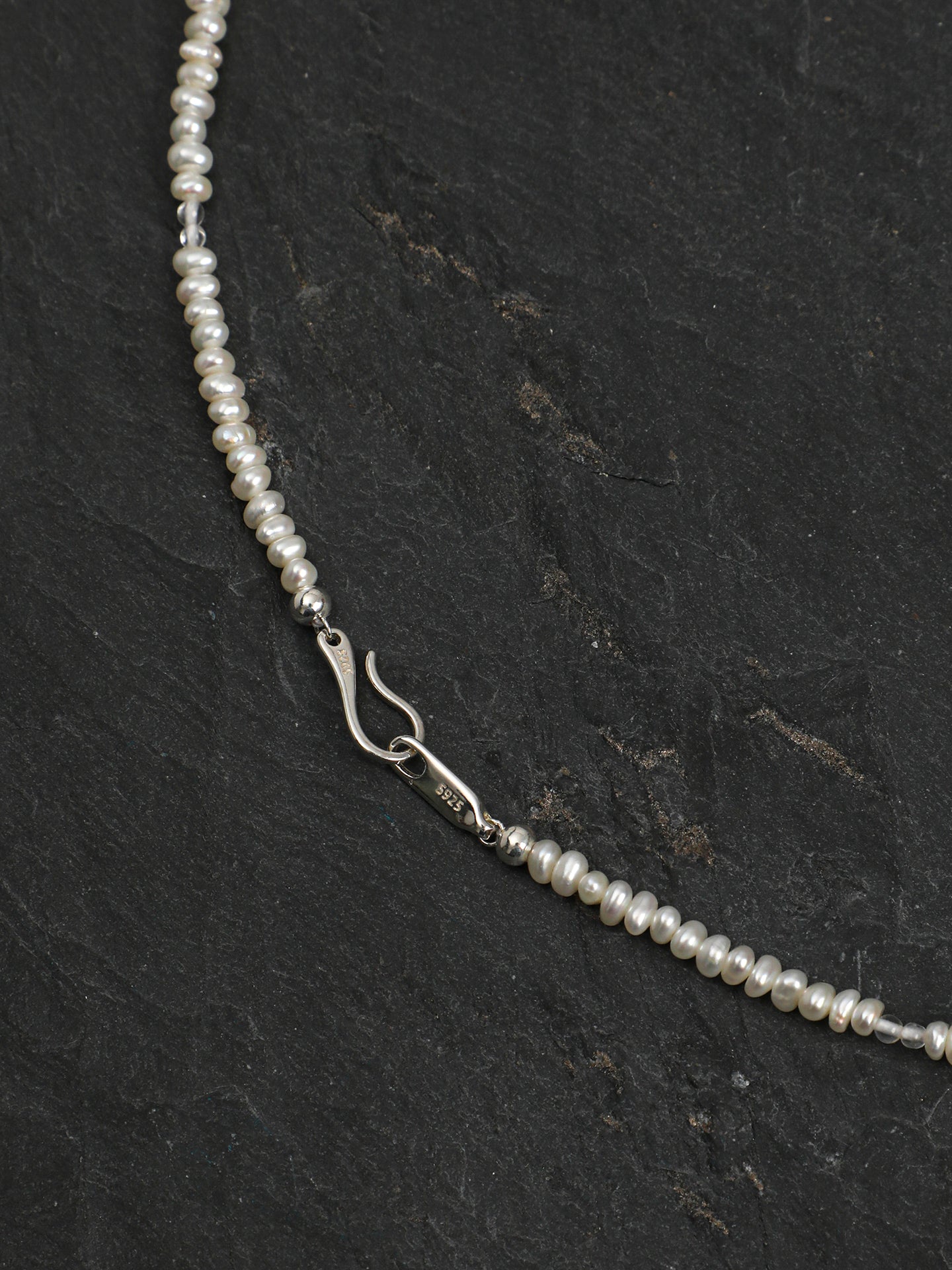 SENLORE Blue Love Crystal Pearl Necklace – Detail Close-up