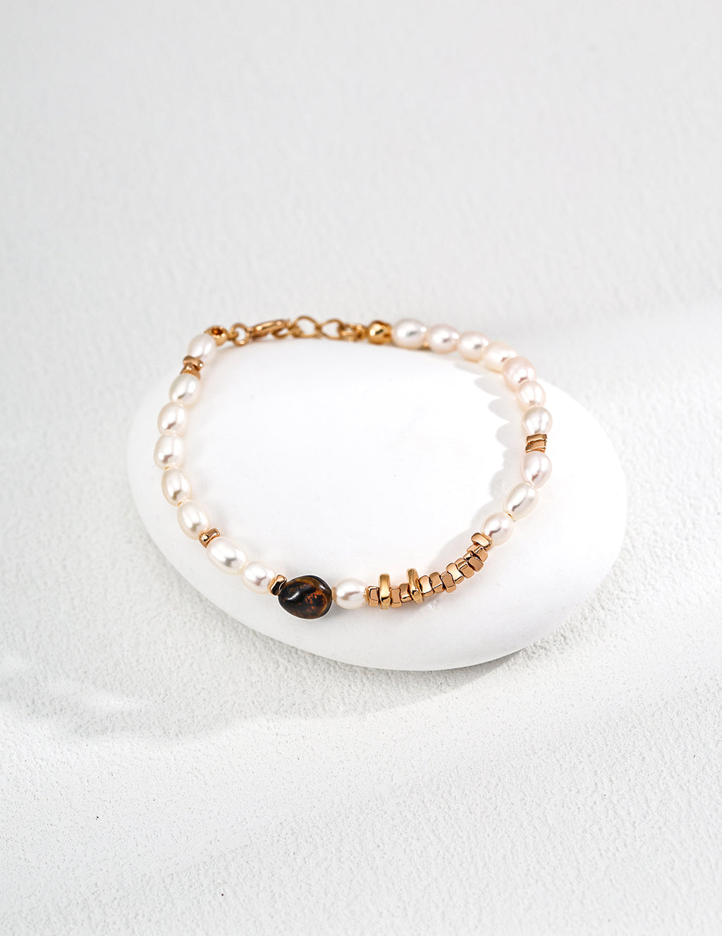 SENLORE Tiger's Eye Pearl Bracelet – Detail Close-up
