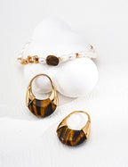 SENLORE Tiger's Eye Pearl Bracelet – Lifestyle Shot