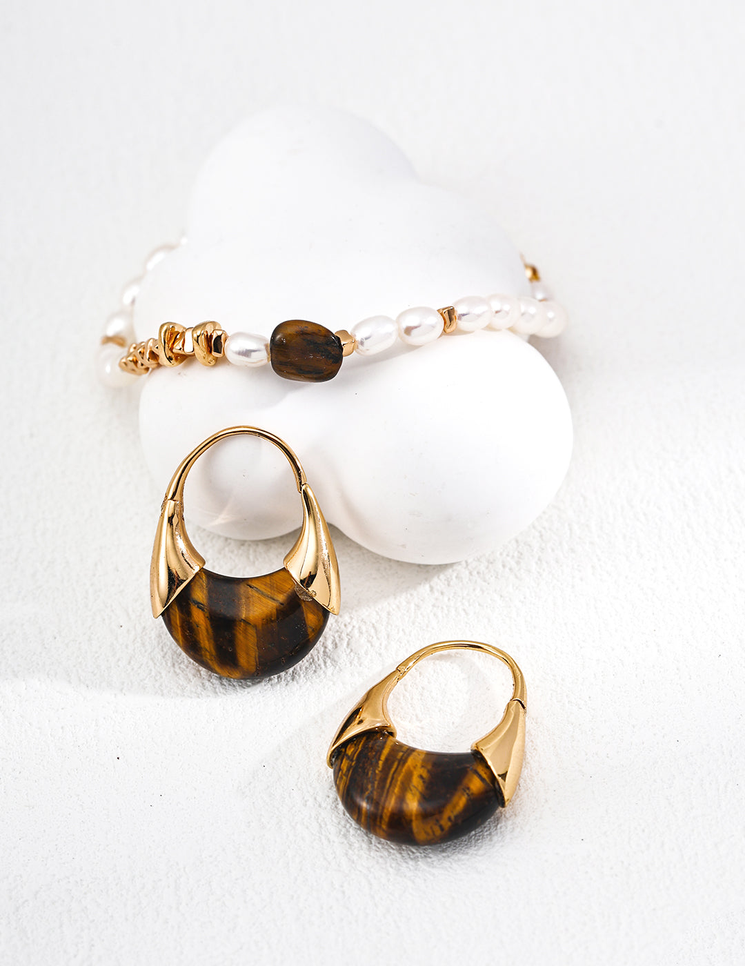 SENLORE Tiger's Eye Pearl Bracelet – Lifestyle Shot