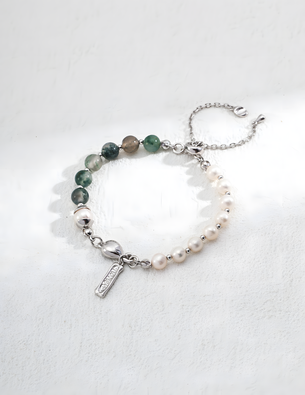 SENLORE Crystal Pearl Agate Bracelet – Lifestyle Shot