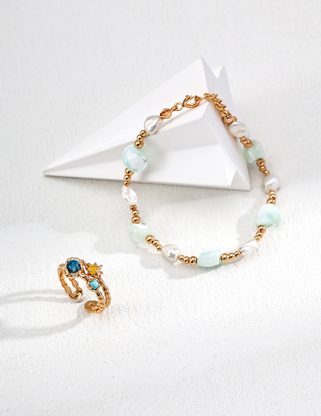 SENLORE Baroque Shell Pearl Bracelet – Lifestyle Shot