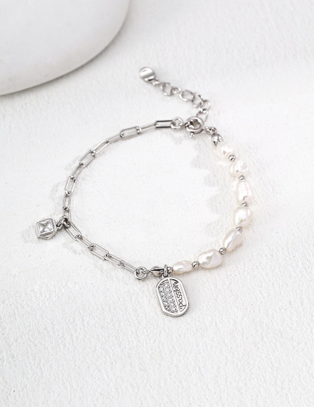 SENLORE Spliced Pearl Bracelet – Side View