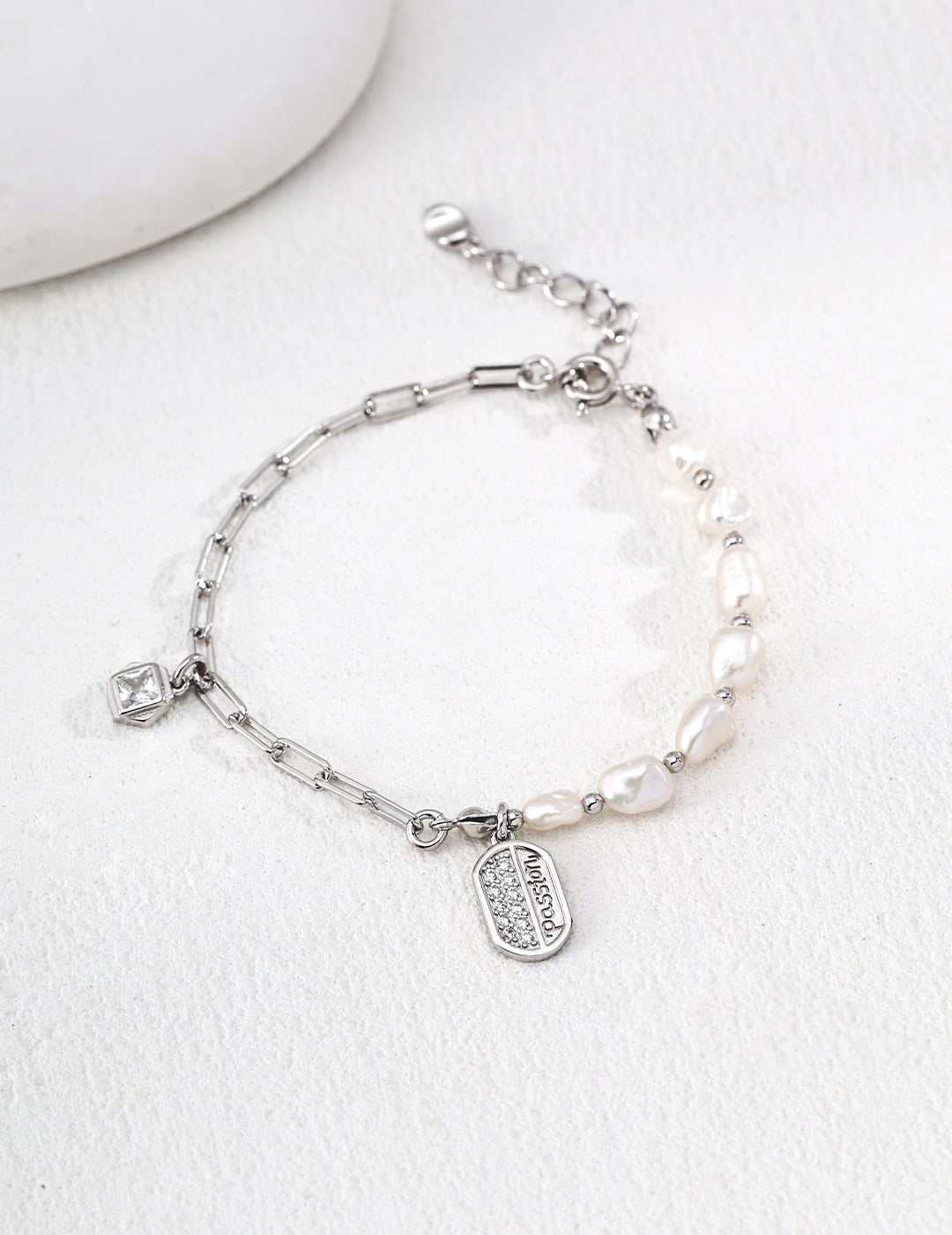 SENLORE Spliced Pearl Bracelet – Side View