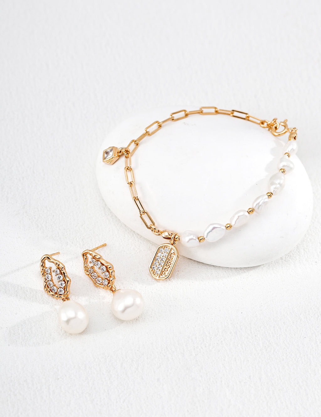 SENLORE Spliced Pearl Bracelet – Lifestyle Shot