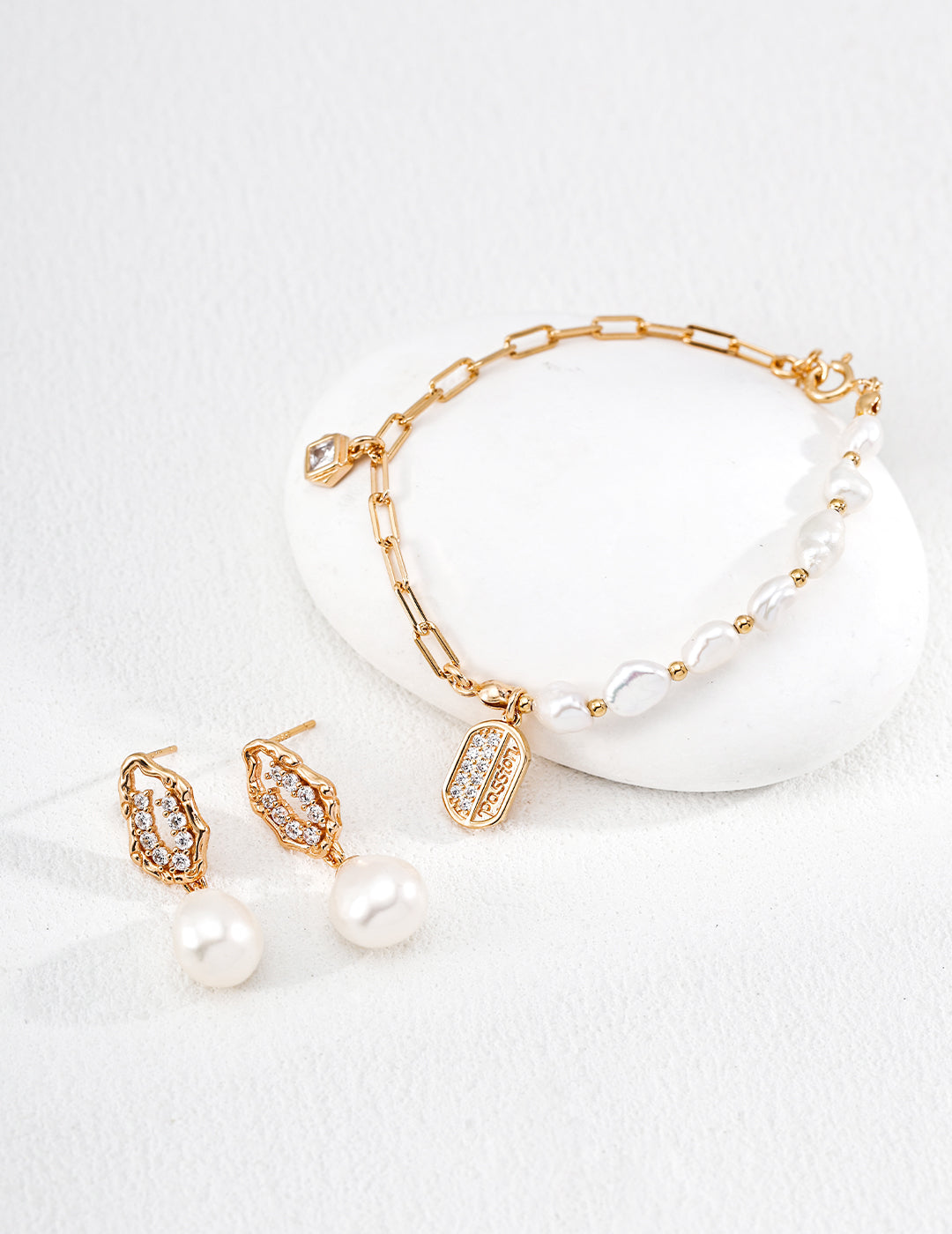 SENLORE Spliced Pearl Bracelet – Lifestyle Shot