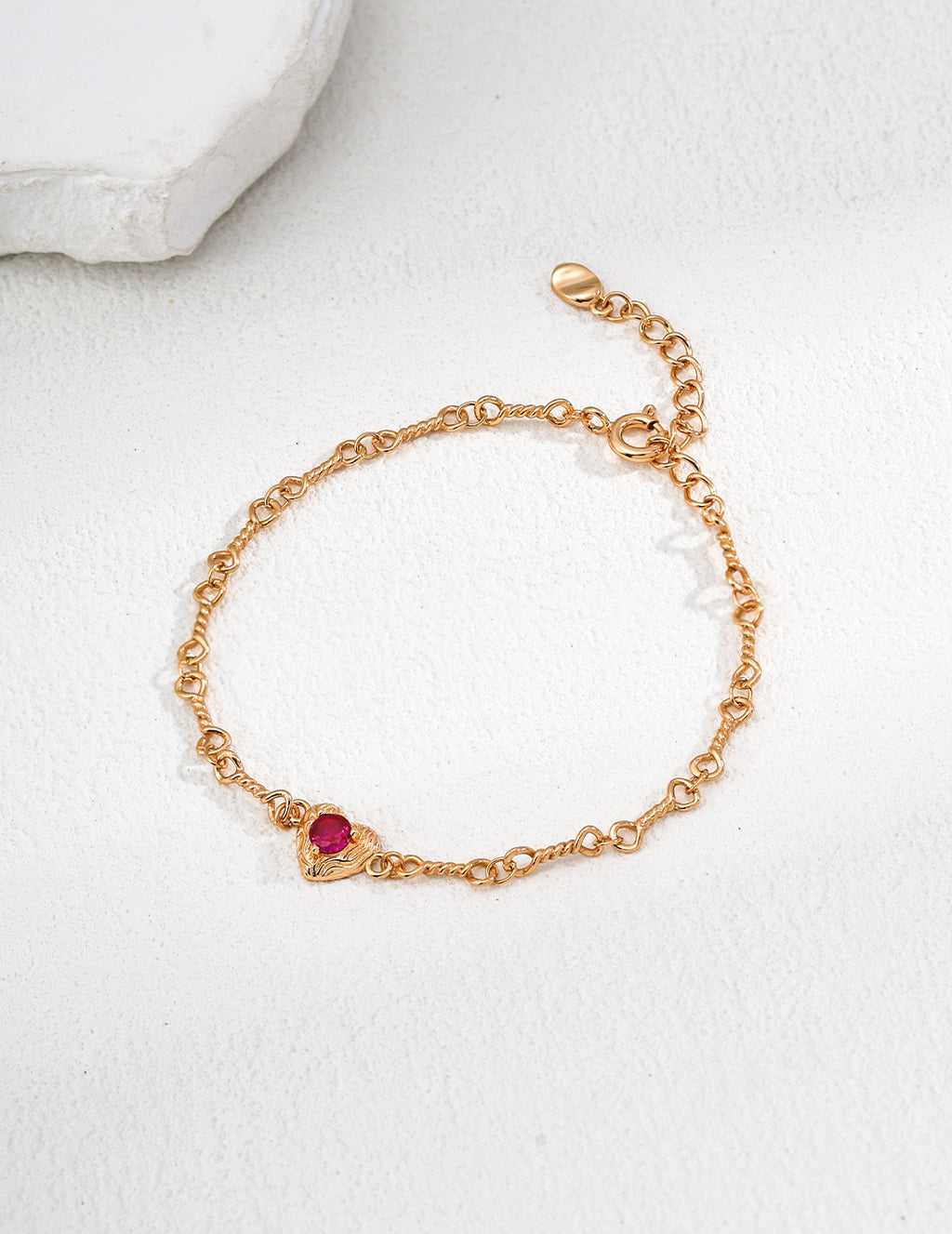 SENLORE Minimalist Twisted Bracelet – Detail Close-up