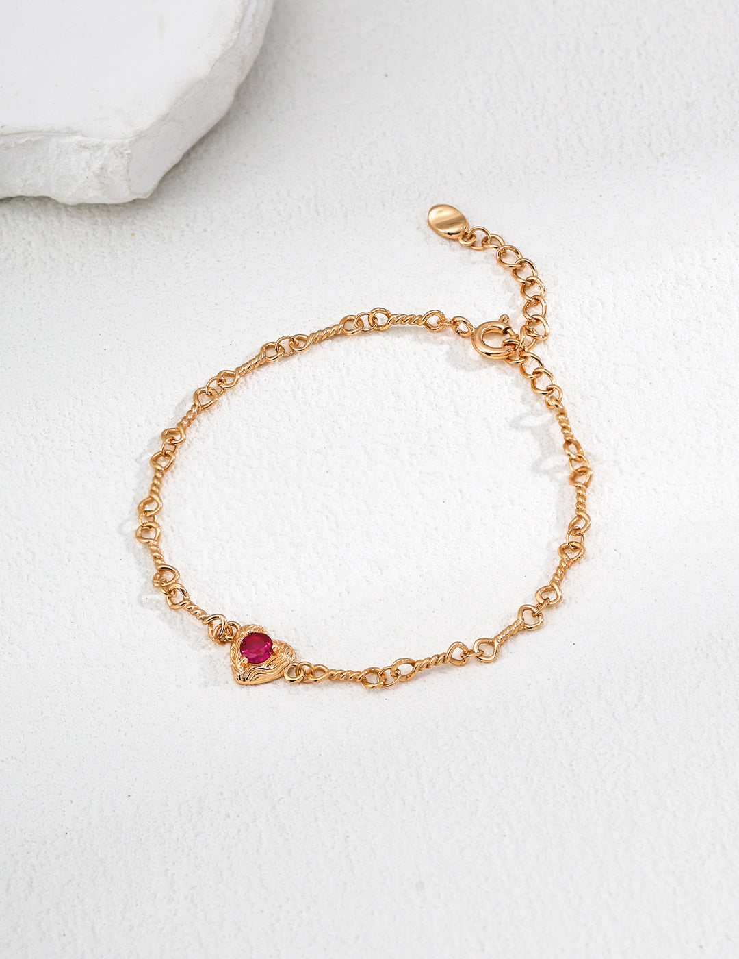 SENLORE Minimalist Twisted Bracelet – Detail Close-up