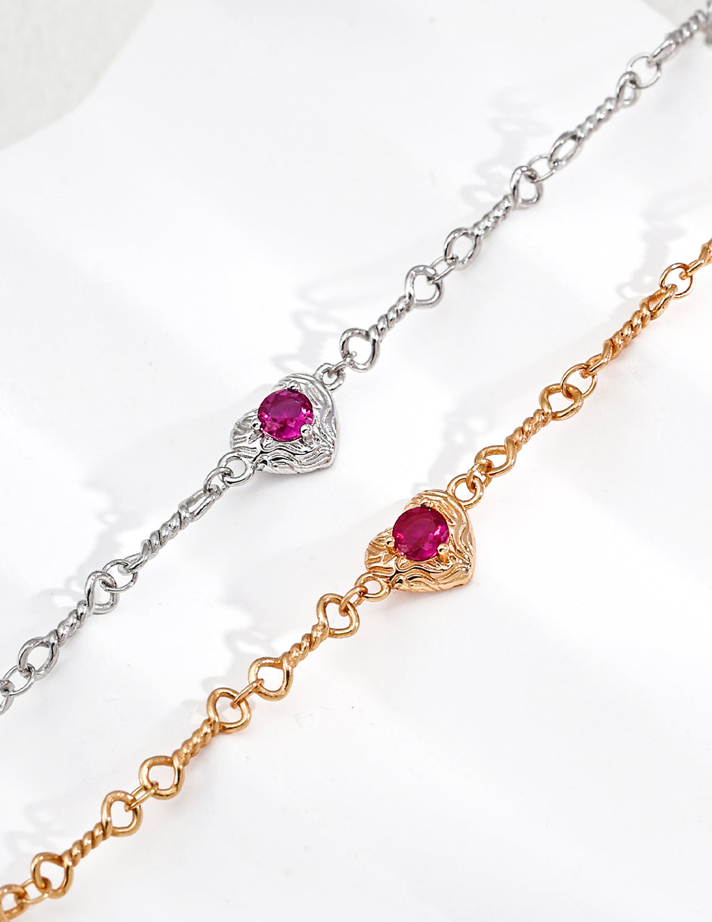 SENLORE Minimalist Twisted Bracelet – Lifestyle Shot