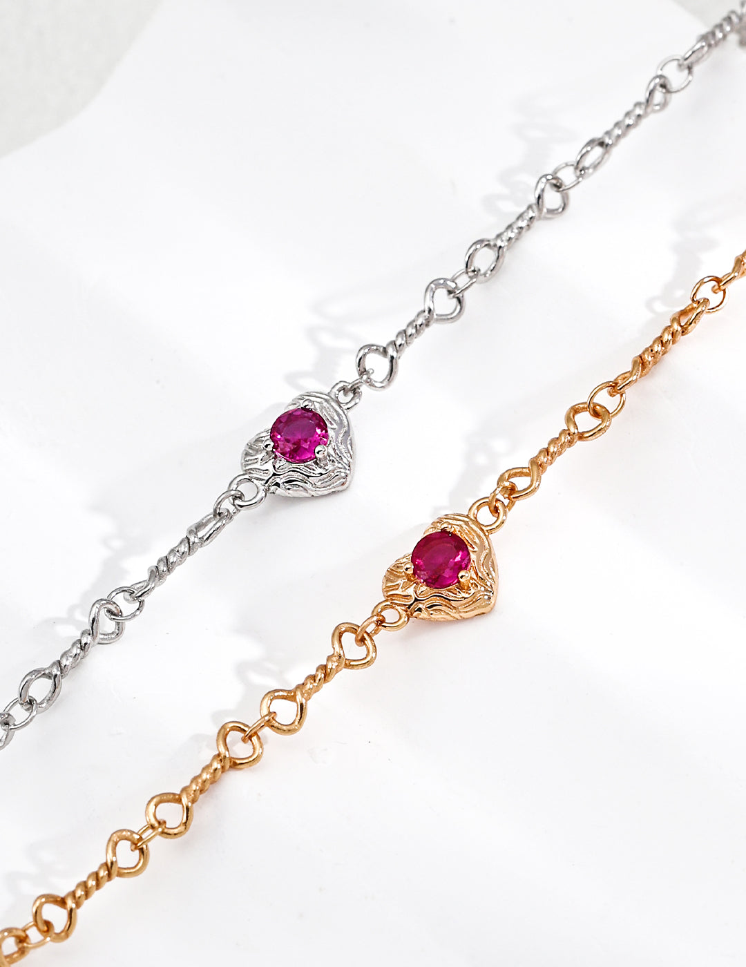 SENLORE Minimalist Twisted Bracelet – Lifestyle Shot