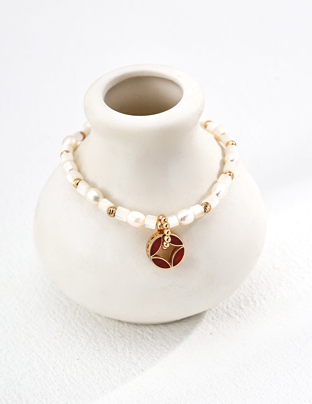 SENLORE Vintage Coin Pearl Bracelet – Detail Close-up
