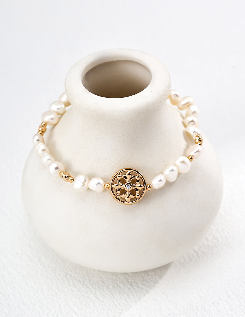 SENLORE Iris Pearl Bracelet – Detail Close-up