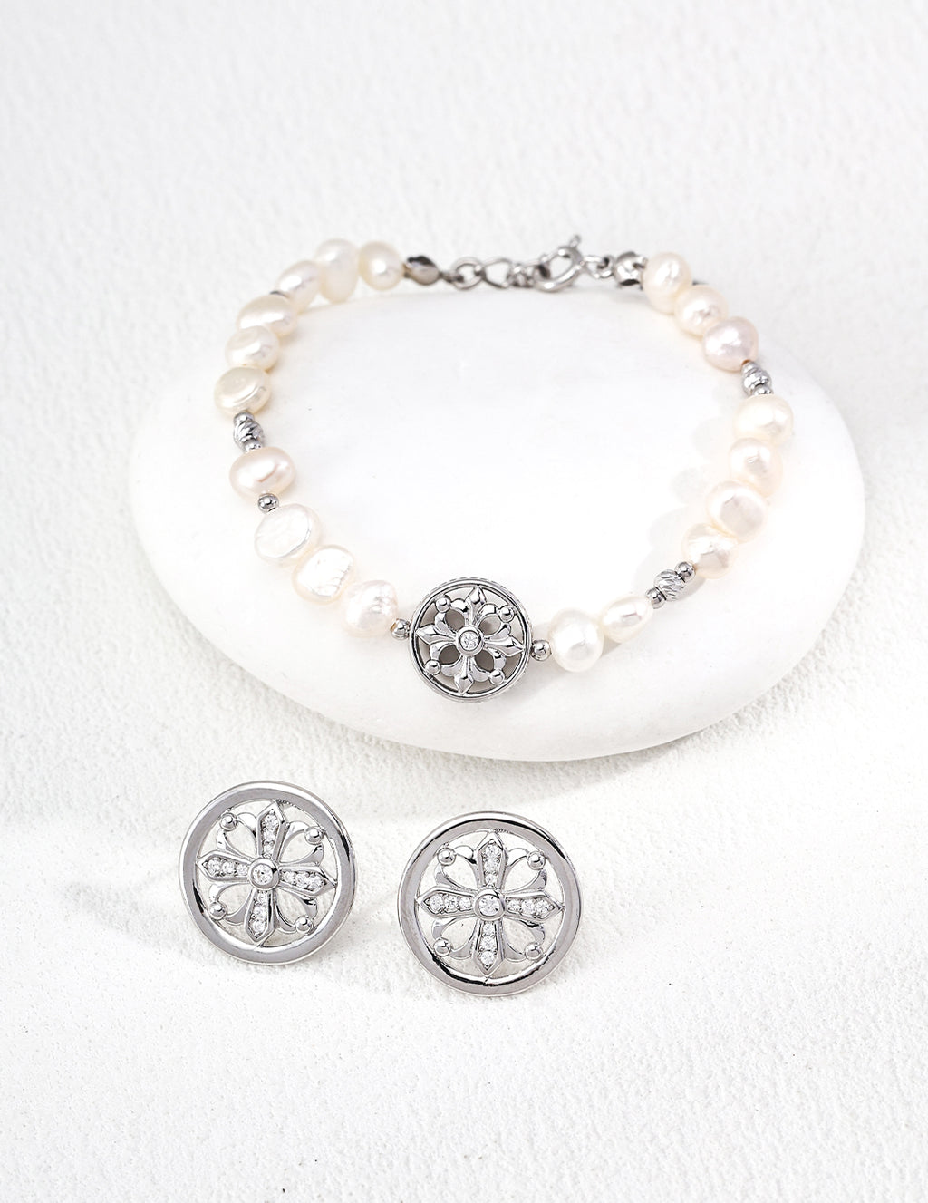SENLORE Iris Pearl Bracelet – Lifestyle Shot