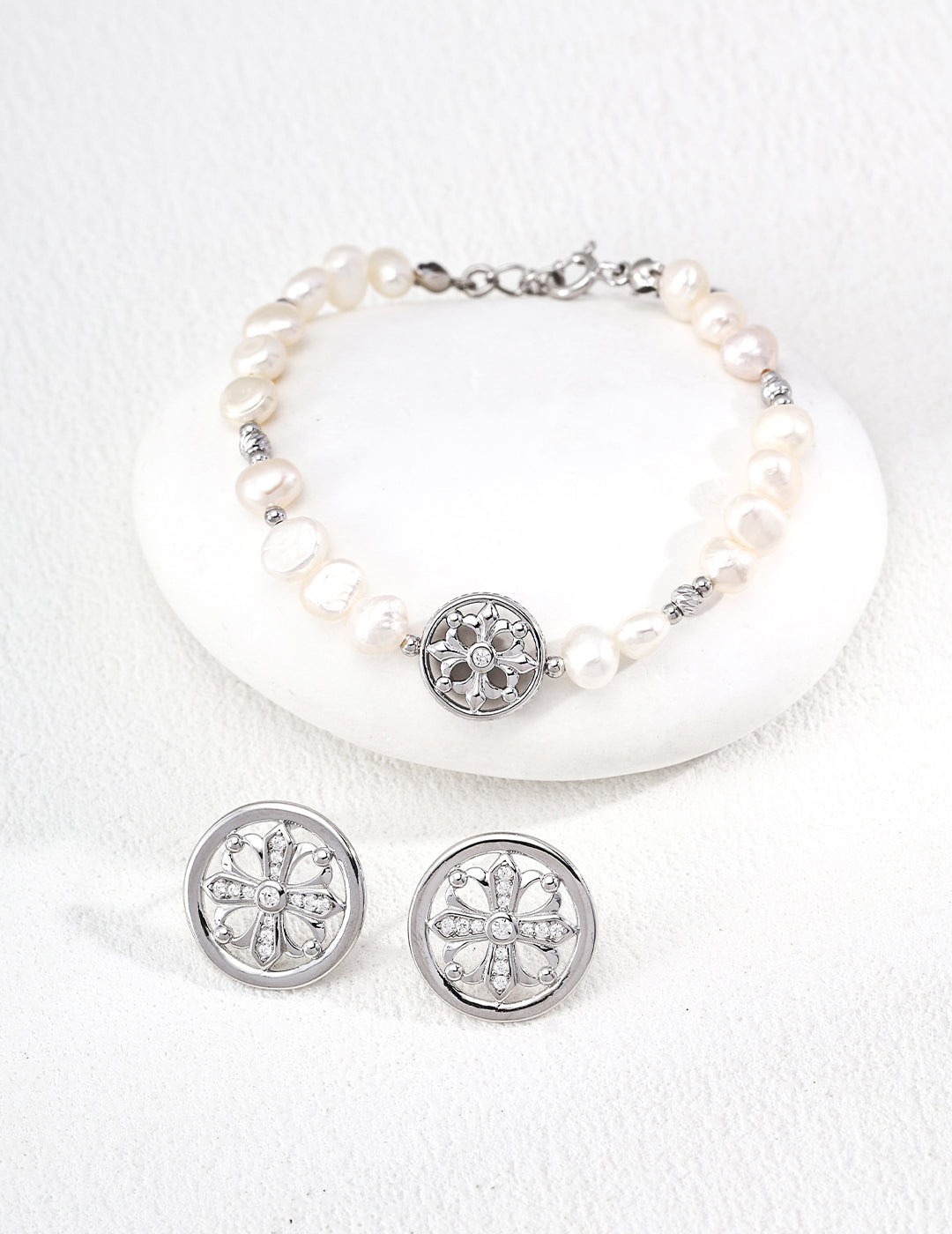 SENLORE Iris Pearl Bracelet – Lifestyle Shot