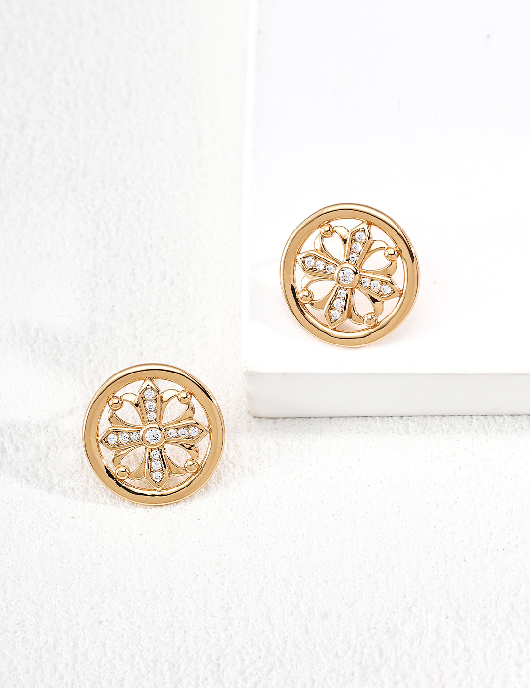 SENLORE Cross Iris Earrings – Detail Close-up