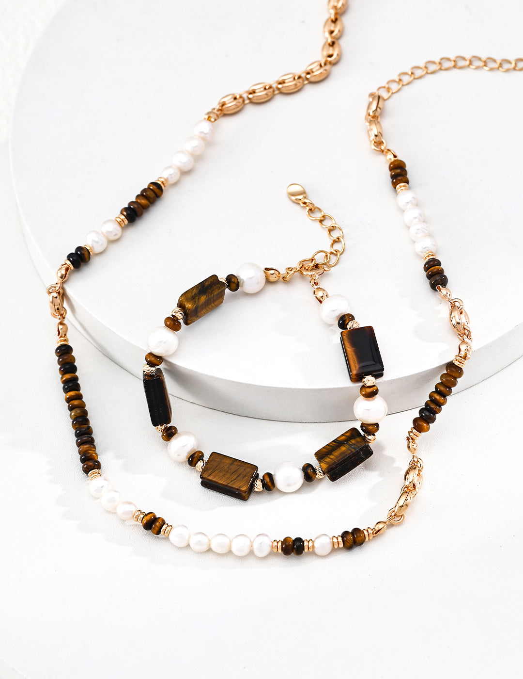 SENLORE Maillard Tiger's Eye Bracelet – Lifestyle Shot