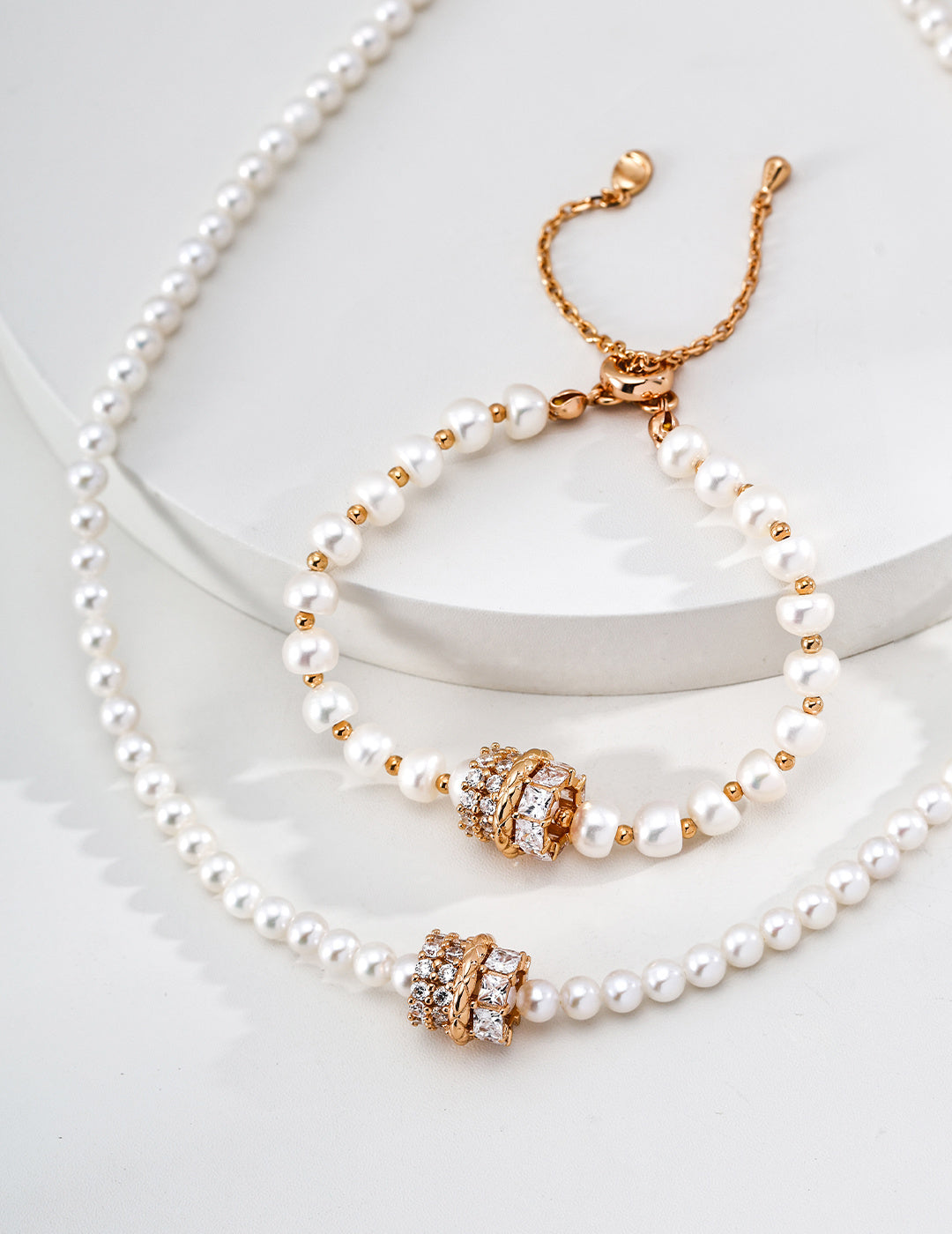 SENLORE Galaxy Pearl Bead Necklace – Side View