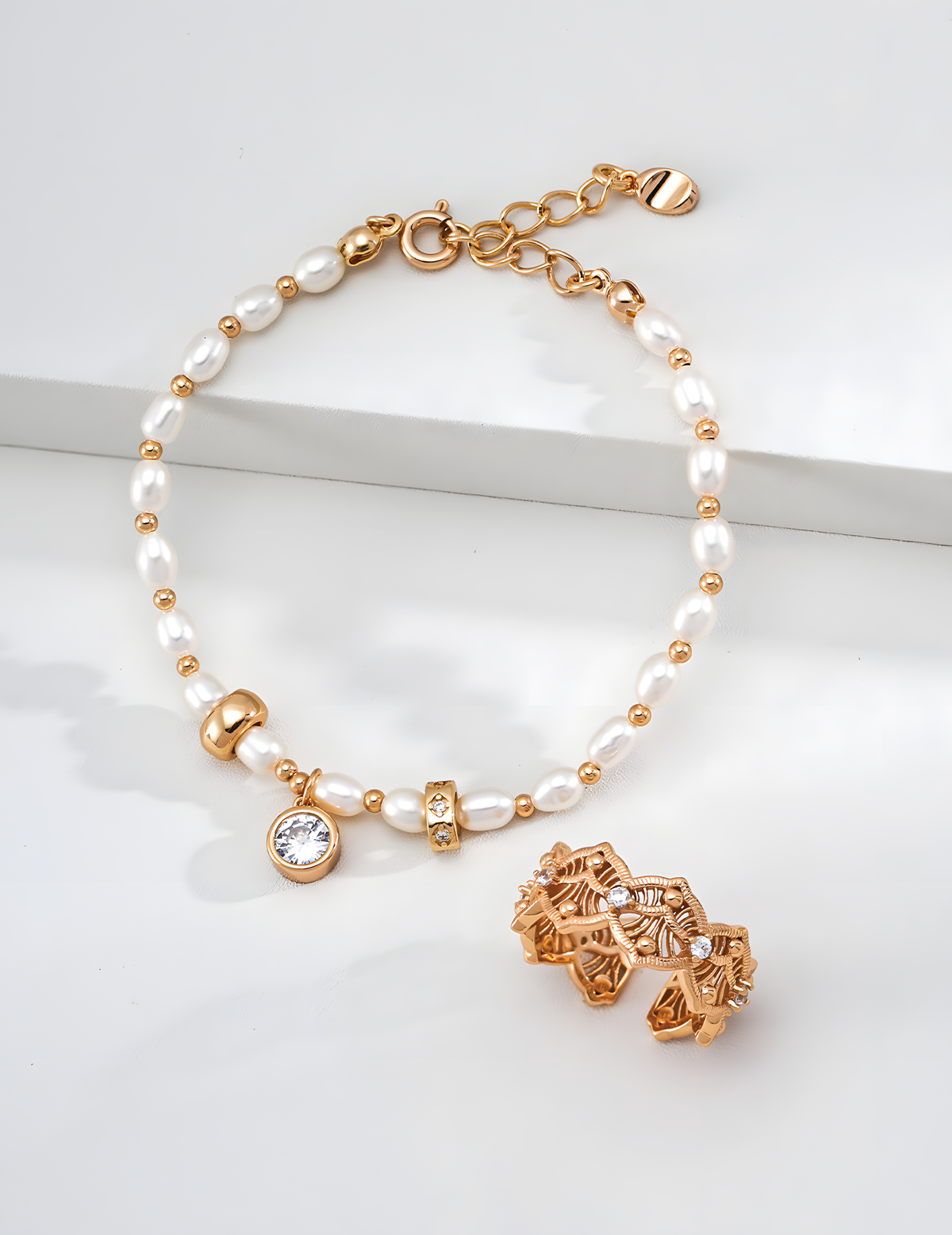 SENLORE Zircon Pearl Bracelet – Lifestyle Shot