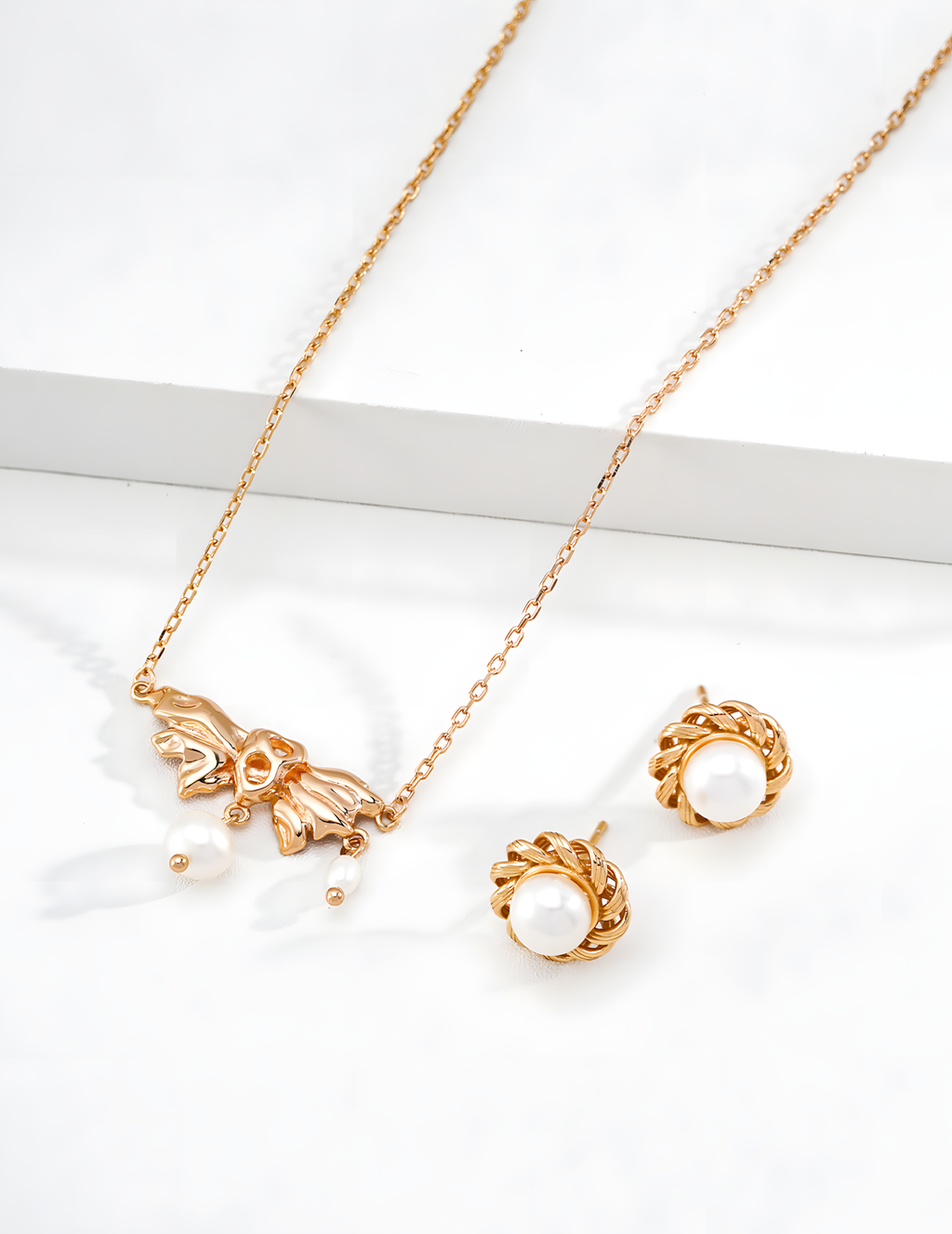 SENLORE Vintage Wing Pearl Necklace – Lifestyle Shot